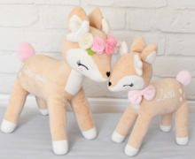 Plush Deer met bloemenkrans